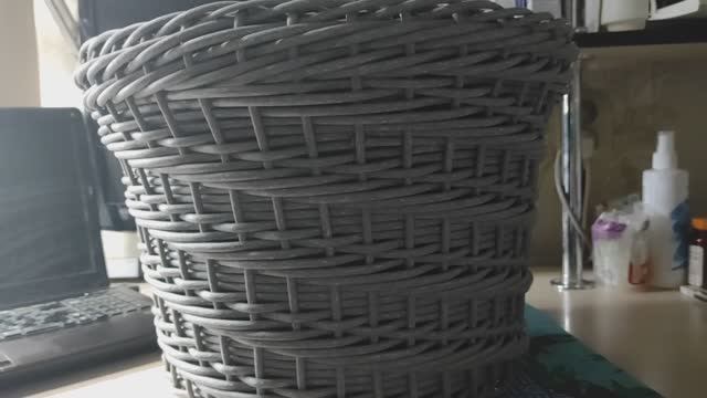 Как сплести кашпо из ротанга одной лозой, поэтапно для начинающих, с узором "Спираль". смотреть онлайн