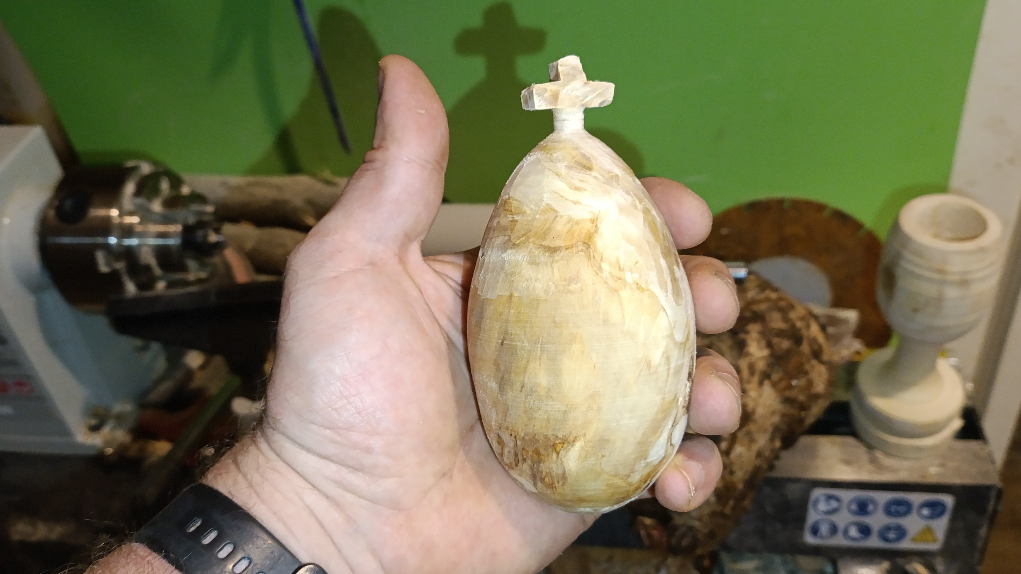 большое пасхальное яйцо выточил из плотной свилеватой берёзы, поделки из сувеля, заготовка из капы смотреть онлайн