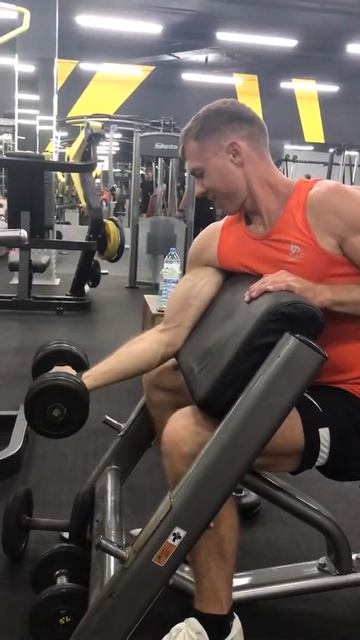 5.1 Сгибания на бицепс с гантелью (скамья Скотта)