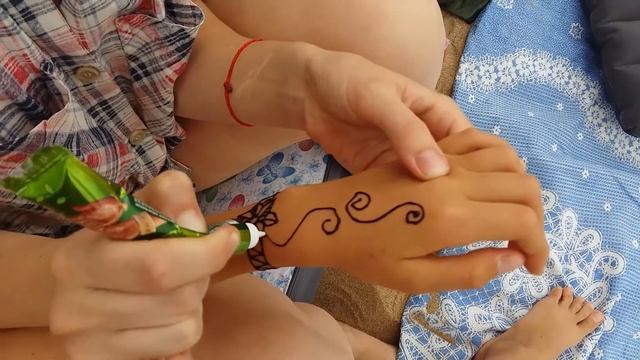 Мне делают мехенди смотреть онлайн