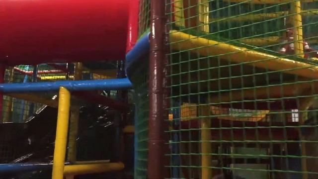 Играем в Детском развлекательном центре!Playing In The Kids Entertainment Centre