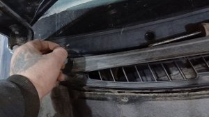 как снять жабо под лобовым стеклом лада приора