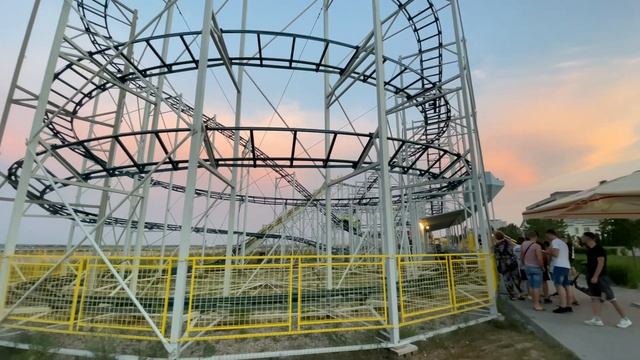 Маша Д’Арк катается на американских горках в Волгограде смотреть онлайн