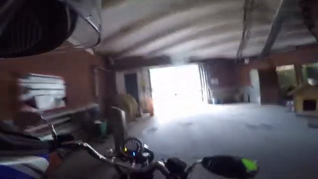 Как тяжелый круизер Moto Guzzi Eldorado заезжает на 6 этаж в гараже по скользкому пандусу- все легко смотреть онлайн