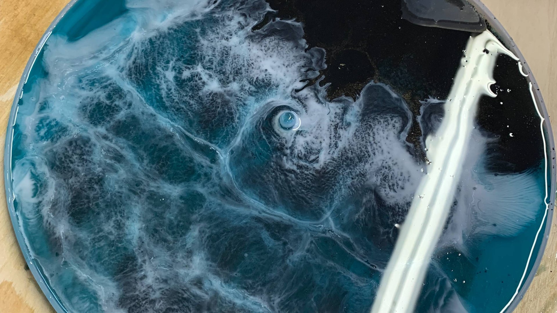 Заливаем часы из эпоксидной смолы ЭКСПЕРИМЕНТ#1 с обычным красителем с магазина смотреть онлайн