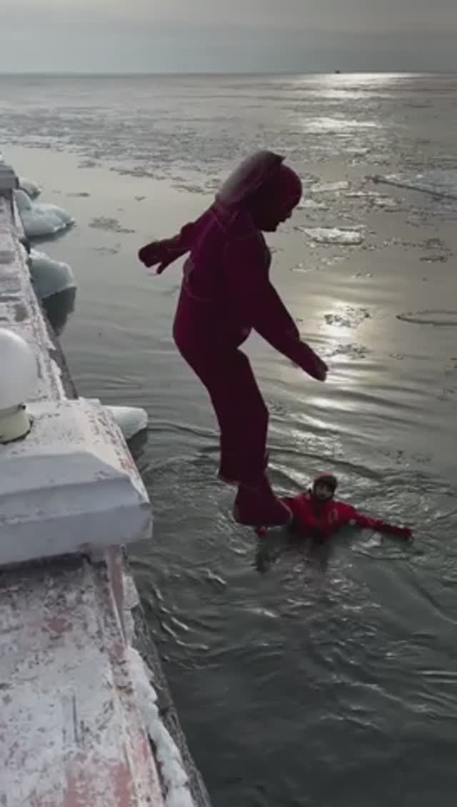 Айс-флоатинг на Байкале | Ice-floating in Lake Baikal смотреть онлайн