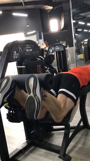 4 Сгибания ног лёжа в тренажере