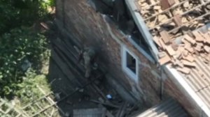 Русский солдат закинул мину в дом на окраине Нью-Йорка (село в Украине)