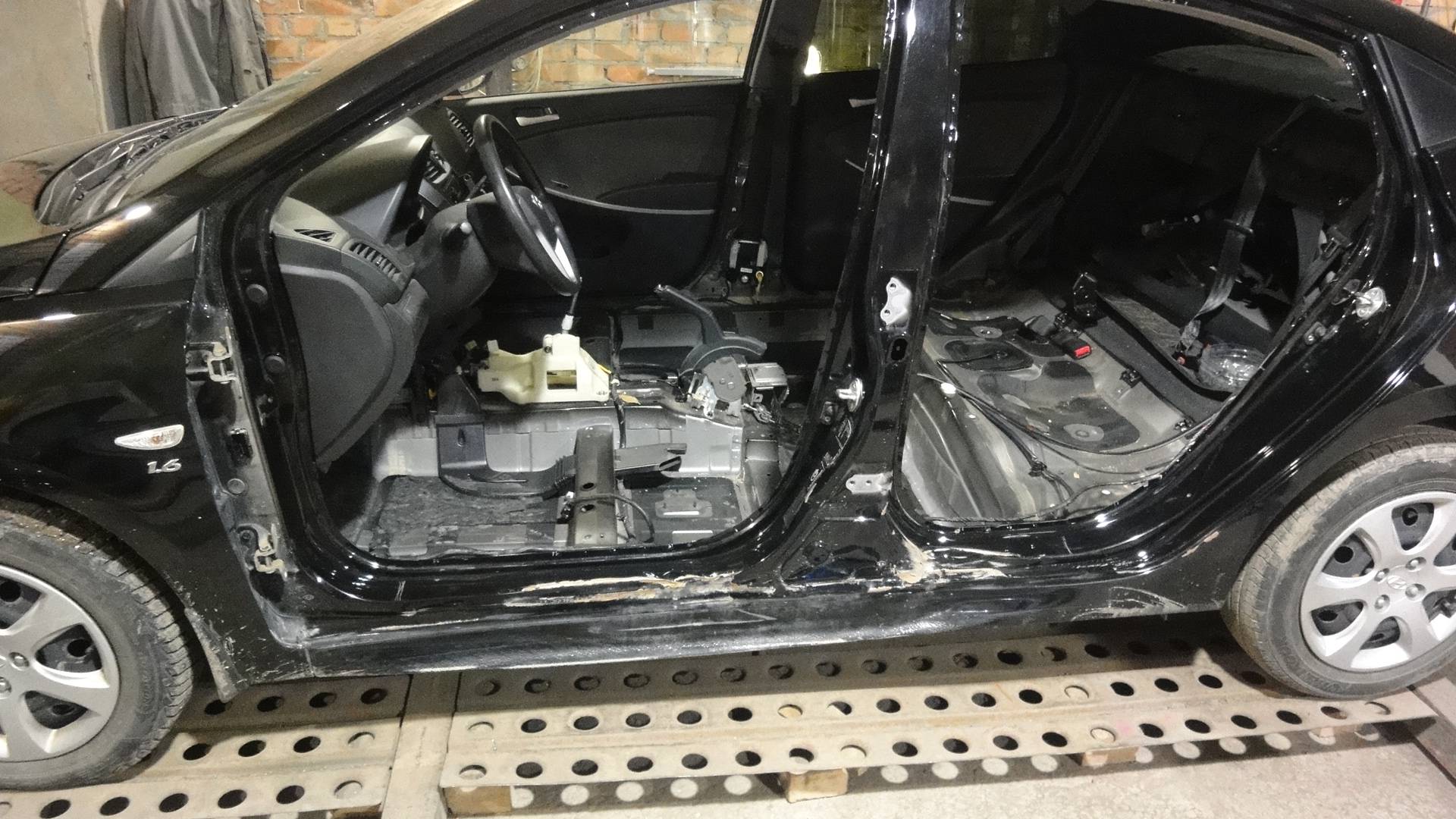 Хендай Солярис.Кузовной ремонт.Боковой удар.Часть2