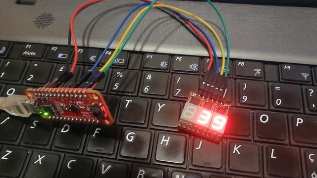 PIC microcontroller with a 7-segments display using 74HC595 смотреть онлайн