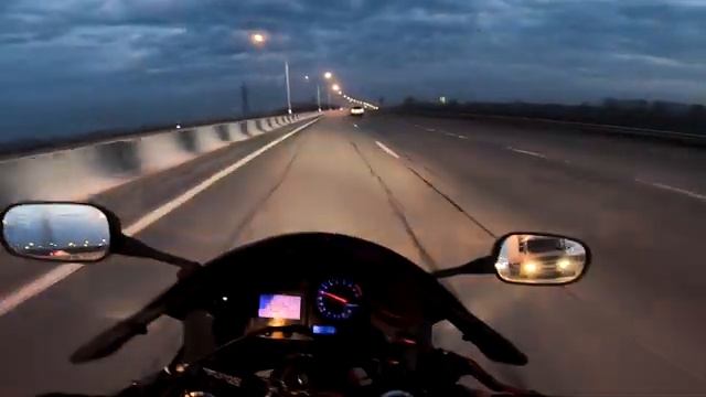 Прохват по трассе на СПОРТБАЙКАХ.Honda CBR929,Suzuki GSX-R. смотреть онлайн