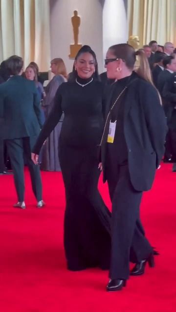"Vanessa Hudgens dazzles as she proudly flaunts her pregnancy at the Oscars 2024." #oscars2024 смотреть онлайн