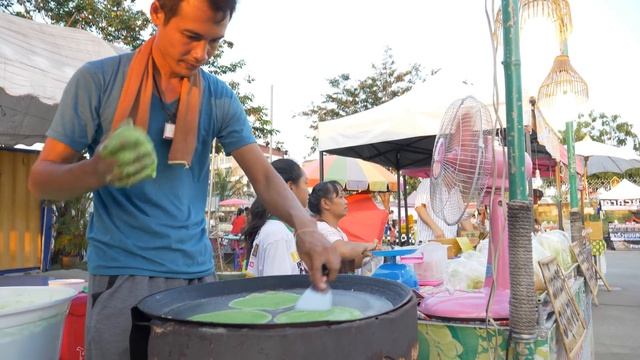 Thai Cotton Candy Crepes (Roti Sai Mai) | Thai Street Food смотреть онлайн