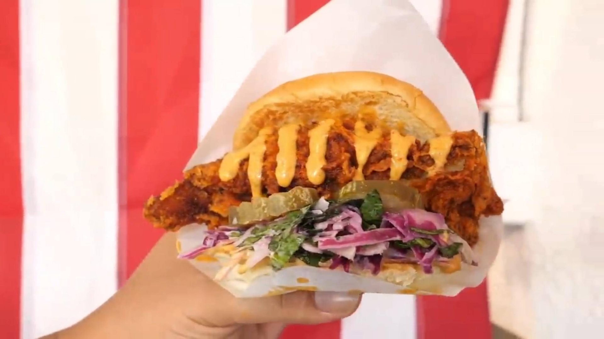 Хрустящая и огромная с начинкой! Американский куриный бургер смотреть онлайн