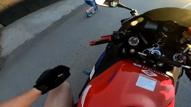 Катаю детей на СПОРТБАЙКЕ.РЕАКЦИЯ детей на мотоцикл.Мамки красавицы. смотреть онлайн