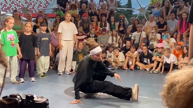 b-girl "Chernika" смотреть онлайн