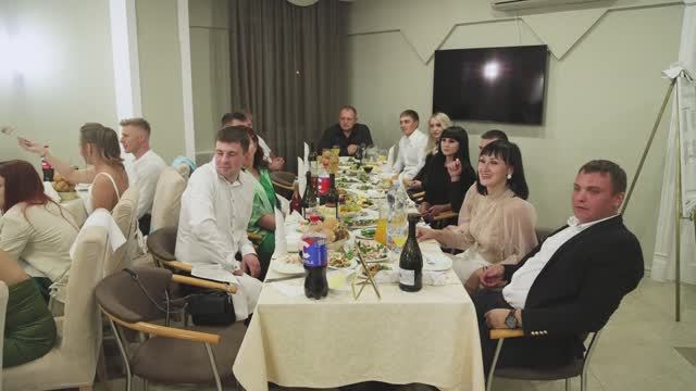 Кто лучше знает молодожёнов, вопросы гостям на свадьбе