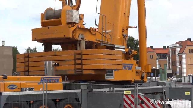Liebherr LTM1500-8.1 Unloading Crane Sections From Trucks