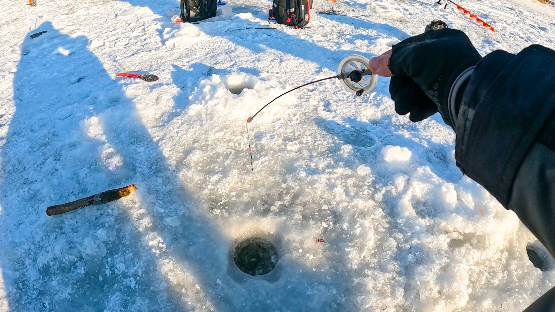 ПОПАЛ НА ЯМУ С КРУПНЯКОМ! ТУТ УДОЧКУ ОТБИРАЮТ! Рыбалка на безмотылку зимой в 2025 смотреть онлайн