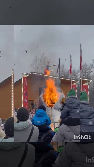 Сжигание чучела на Масленицу в парке города Щёлково Московской области смотреть онлайн