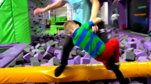 Рома и папа сбежали от Хелпика в детский развлекательный центр с батутами и бассейном с кубиками