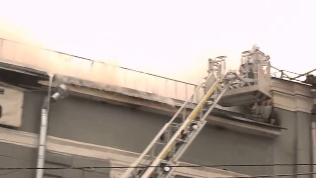 18+. Пожар в Москве. Горит театр "Школа современной пьесы" Иосифа Райхельгауза. смотреть онлайн