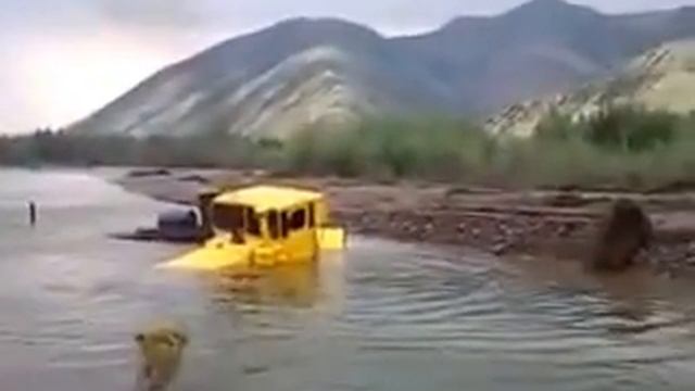 (К700 Кировец) Трактор— в реке.
