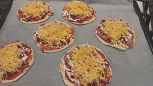 Школьная пицца, вкуснее чем в школьной столовой / Школьная мини пицца в домашних условиях