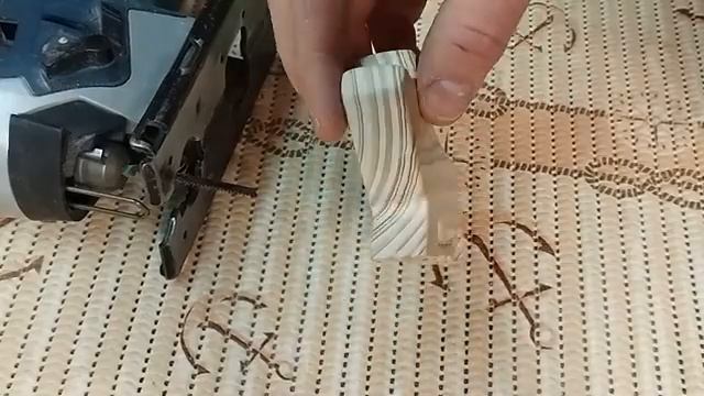 Подставка для мобильного телефона. Деревянная подставка для смартфона. смотреть онлайн