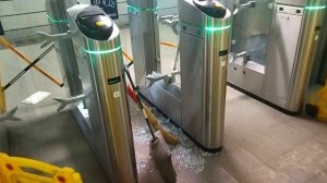 Разбитый турникет в переходе на ст. МЦД "Славянский бульвар"