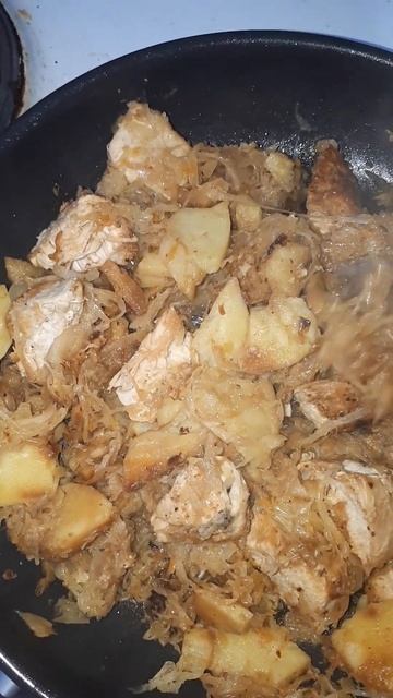 Обед из курицы, картошки и квашено-тушёной капусты от местного производителя. смотреть онлайн