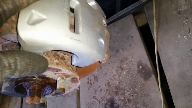 как я выкрутил поломанный тормозной штуцер,левый(не заводской)тормозной суппорт на оку. смотреть онлайн