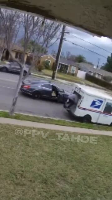 Mercedes CLS Pulls Up To The USPS Mail Truck And Steals Mail Out The Back | Downey, CA