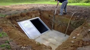 Мужчина Строит Секретный Подземный БУНКЕР У Себя На Заднем Дворе