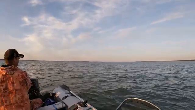 Ловля судака осенью. КУРЬЕЗНЫЙ случай. Поиск судака осенью в ветренну погоду. Судак на джиг. Рыбалка смотреть онлайн