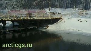 Вибропогружение трубы и шпунтовых свай при строительстве временнного моста