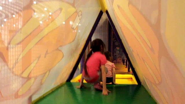 Играем в детском лабиринте МАГЕЛАН We play in the children's maze смотреть онлайн