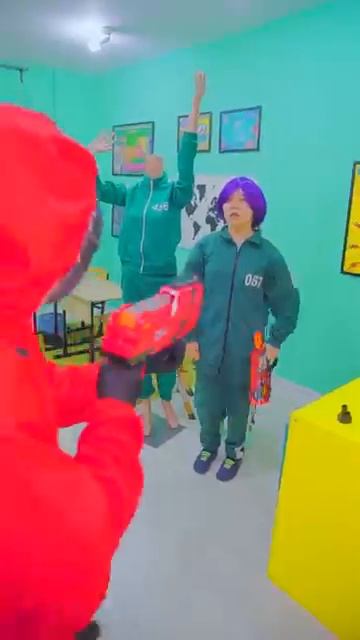 My little sister and I are running away from the bad guys at Squid Game! #funny #squidgame2 смотреть онлайн