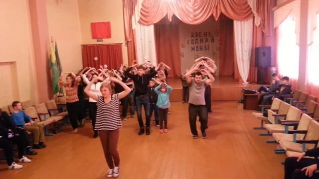 Флеш-моб с детишками в Сенно!) смотреть онлайн