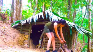 Красивая Девушка Выживает в лесу в реальной жизни Строит хижину Приготовление еды на костре