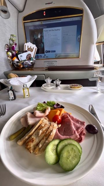 Это ПЕРВЫЙ КЛАСС Emirates?! #лучшийсервис#премиумкласс#эмирейтс#перелет#авиакомпания#авиапутешествия смотреть онлайн