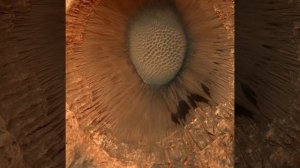 Один из кратеров на Марсе. Камера HiRISE.