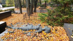 Печальная красота на одной из могил Троекуровского кладбища.