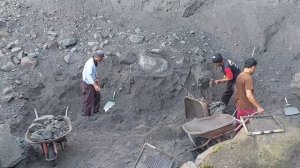 Строительство, упавший камень в карьере оказался очень большим