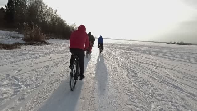 В последний день зимы прокатились в составе Механизированной Бригады по озеру Сенеж.Проводили зиму. смотреть онлайн