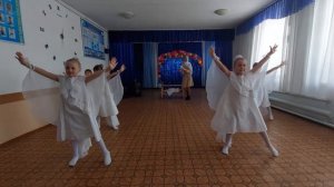 Танец, посвящённый Международному женскому дню-8 Марта! Учащиеся 2 класса