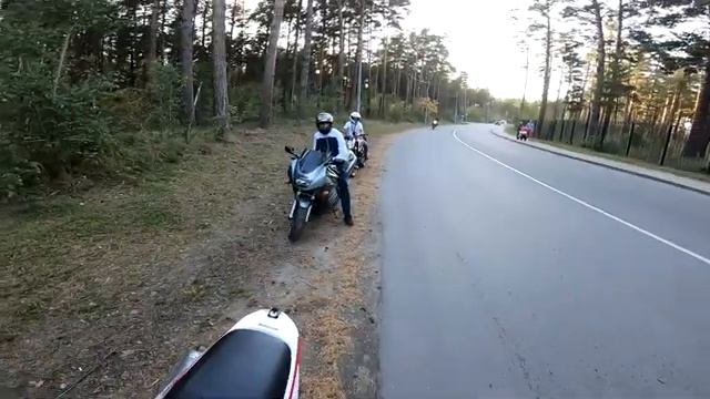 Покатушки по лесу на МОТОЦИКЛАХ.Реакция прохожих. смотреть онлайн