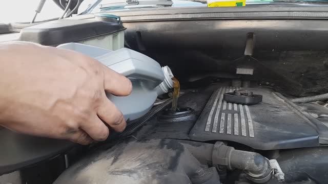 Восстановление BMW X5 e53, 2ая часть. Замена масла в моторе M54B30. смотреть онлайн