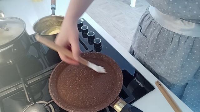 Ой блины, блины, блины, блиночки мои 😋 С премии купили вина)) смотреть онлайн