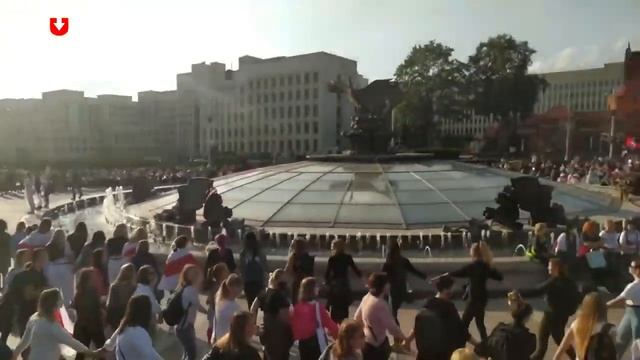 В Минске на площади Независимости люди начали водить большие хороводы смотреть онлайн